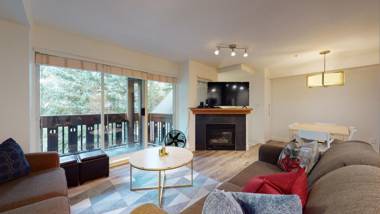 Amazing Village Location with PRIVATE Hot Tub