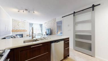 Beautiful Marketplace Condo with Mountain Views