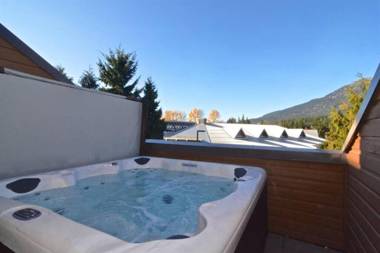 Hearthstone Lodge loft Village centre Private Hot tub sleeps 6