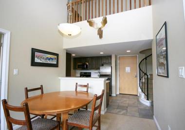 Ideally located lofted 3 Bedroom Suite