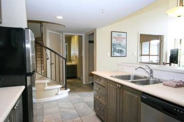 Ideally located lofted 3 Bedroom Suite