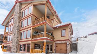I Spy - Cozy Pet Friendly Ski In Ski Out Condo with Private Hot Tub