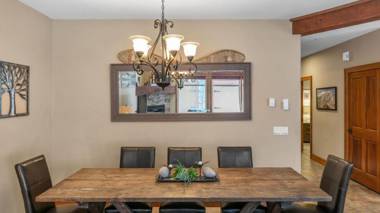 I Spy - Cozy Pet Friendly Ski In Ski Out Condo with Private Hot Tub