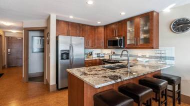 Raven's Nest - Luxury Pet Friendly Condo with Private Hot Tub & Mountain Views