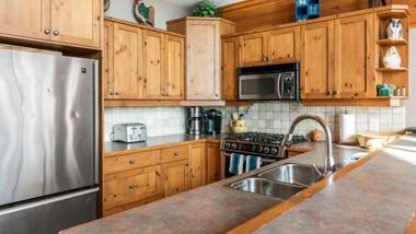 Coyote Creek - Large Ski In Ski Out Chalet with Amazing Views & Private Hot Tub