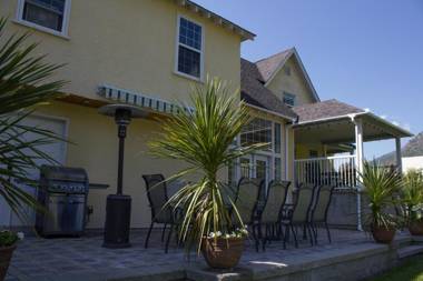 Genelle House B&B Guest House