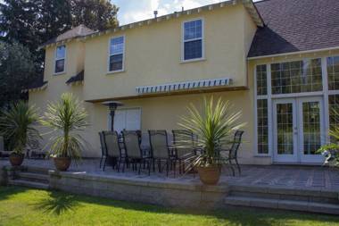 Genelle House B&B Guest House