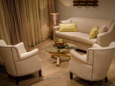 Around the Sea - Cana da's Rotating House Suites & Tours