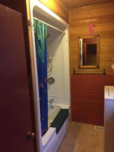 4 Bedroom Cottage on Manitoulin Island Next to Sand Beaches!