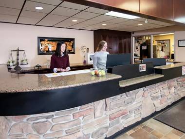 Dunvegan Inn & Suites