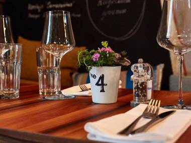 August Restaurant Hotel