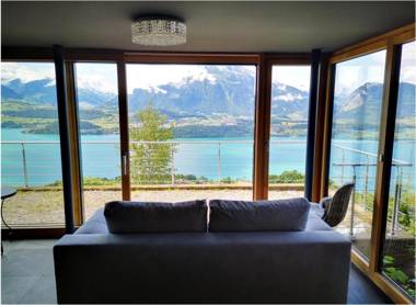 Chalet with view of the mountains and the Thun lake