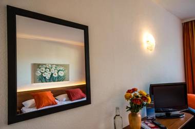 Hotel Merkur - West Station Lodge