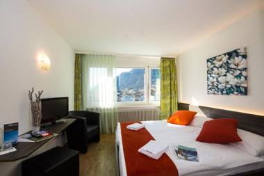 Hotel Merkur - West Station Lodge