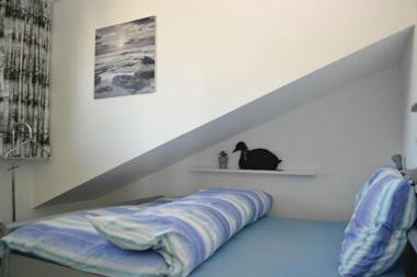 Two-bedroom Apartment for 4-5 guests with lake and mountain views