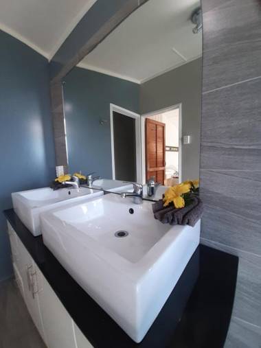 B's Beach House on Muri Lagoon