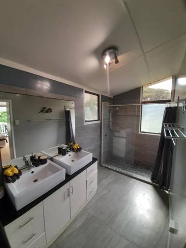 B's Beach House on Muri Lagoon