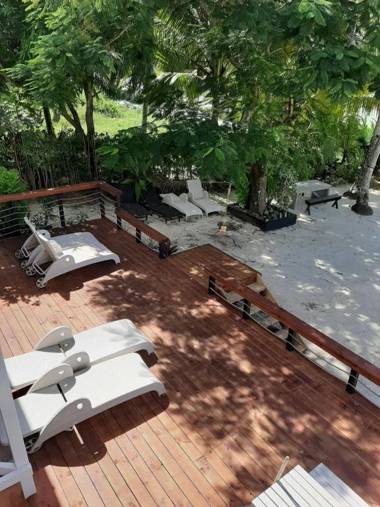 B's Beach House on Muri Lagoon