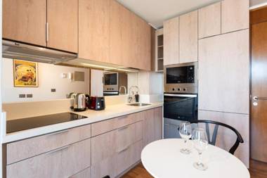 Uptown Wood - 1BR Parking Wifi Mall Pool.