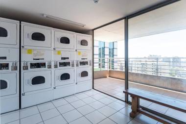 Urban Burgundy - 1BR Metro Wifi TV