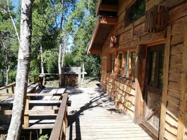Cabaña rústica 2 maravillosacon troncos nativos con orilla de Río Trancura