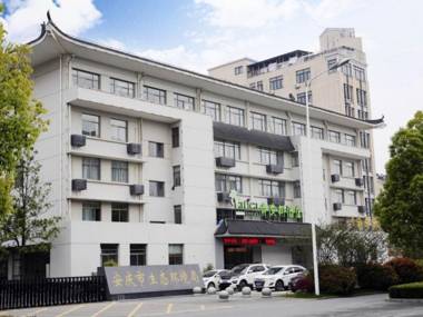 Vatica Hotel Anqing Wuyue Square Bo'ai Hospital