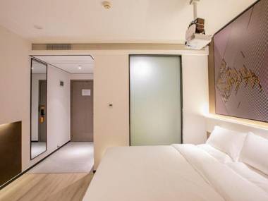 IU Hotels· Wuhan Hanyang Avenue Huangjinkou Metro Station