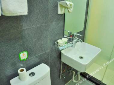 Ye Zi Shui Jing Jiu Dian (Huo Che Zhan Chao Yang Jie Dian )