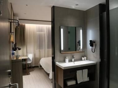 Hanting Hotel Shijiazhuang Jianhe Bridge Metro Station