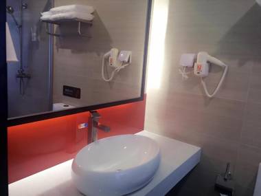 7Days Premium Shenzhen Longgang Dayun Metro Station