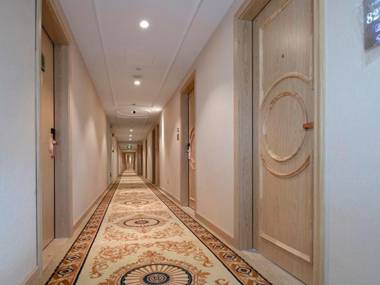 Vienna Hotel Shenzhen Window of the World Qiaochengdong Metro Station