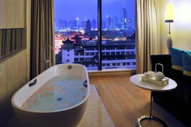 Renaissance Shanghai Yu Garden Hotel