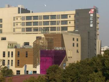 Jinjiang Inn Shanghai Baoshan Gongfu Xincun Hulan Road Subway Station