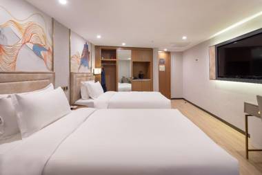 Hongqiao Pujue International Zhongshan Park Metro Station