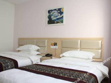 Shang Hai Fu Rao Shang Wu Jiu Dian Wai Tan Cheng Huang Miao Dian