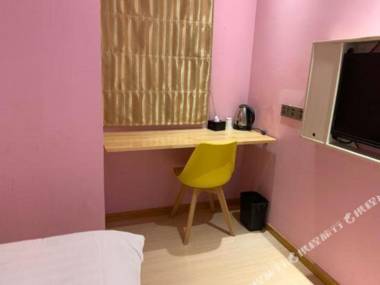 Half Past Eight Hotel