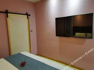 Half Past Eight Hotel