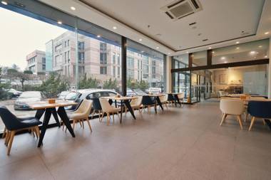 Hanting Hotel Qingdao May Fourth Square