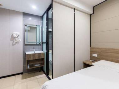 100 Liangpin Inn (Nanjing Southeast University & Chengxin Avenue Subway Station)