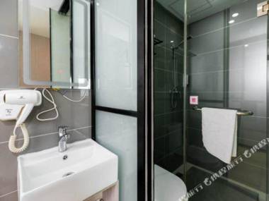 100 Liangpin Inn (Nanjing Southeast University & Chengxin Avenue Subway Station)