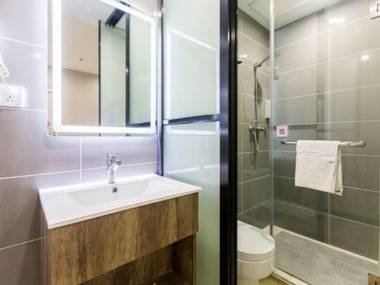 100 Liangpin Inn (Nanjing Southeast University & Chengxin Avenue Subway Station)