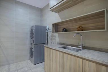 Hanting Premium Hotel Nanjing Zhonghuamen Metro Station