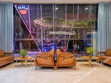 Lai Zhu Xing Chen SJiu Dian Kun Ming Gao Tie Nan Zhan Chun Rong Jie Di Tie Zhan Dian