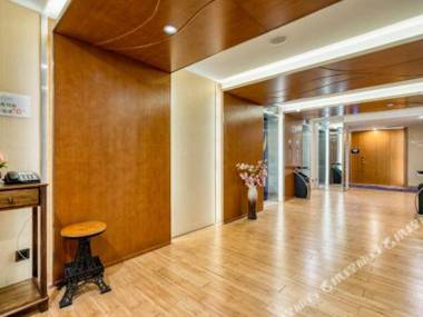 Lai Zhu Xing Chen SJiu Dian Kun Ming Gao Tie Nan Zhan Chun Rong Jie Di Tie Zhan Dian