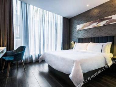 Ease Hotel (Kunming Jinma Bijifang Shulin Street Caiyunli)