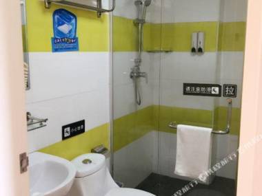 Hui Teng Jiu Dian (Hui Zhou Dan Shui Shi Zheng Guang Chang Dian )