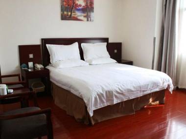 GreenTree Inn Shuanggang YiliJing Railway Station Business Hotel