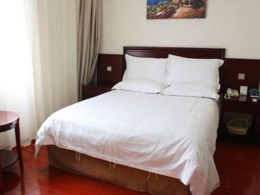 GreenTree Inn Shuanggang YiliJing Railway Station Business Hotel