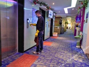 Swan Island Theme Hotel (Guiyang North High-speed Railway Station)