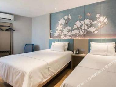 Jin Jiang Shang Pin Jiu Dian Shi Fan Da Xue Yang Ming Ci Di Tie Zhan Dian